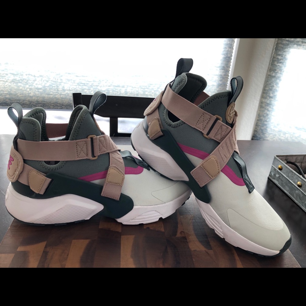 Nike Women's Air Huarache City Low Running Shoe